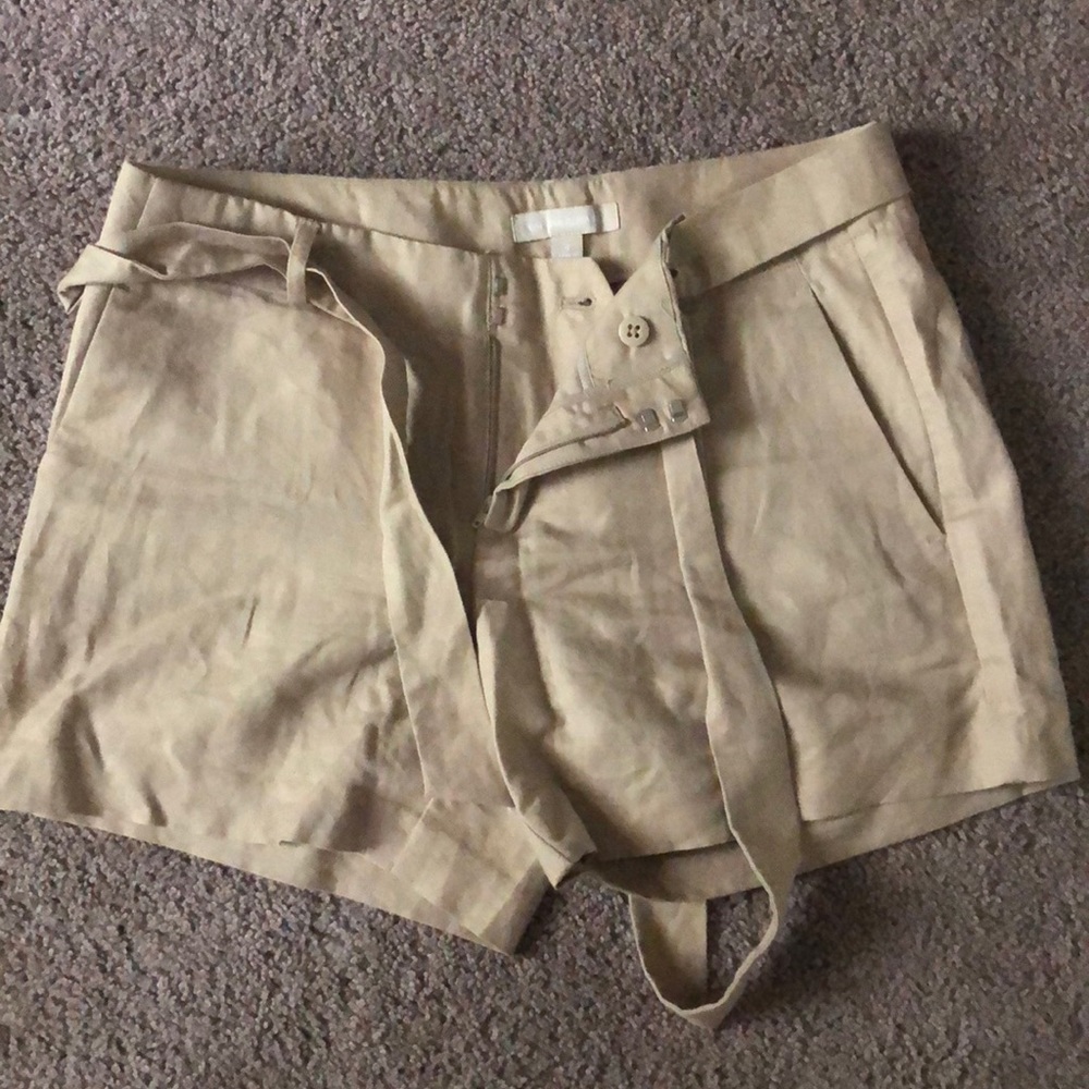 Khaki shorts w belt